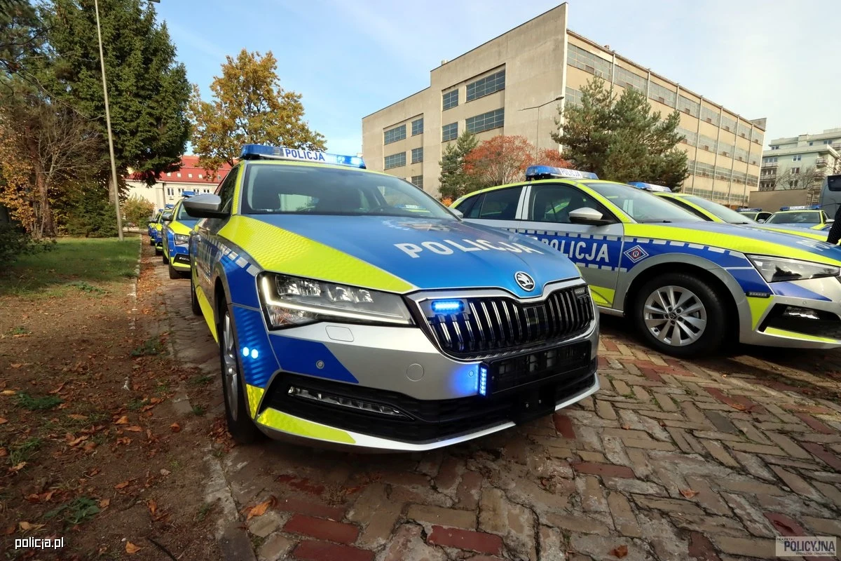 Setka nowych radiowozów dla policji