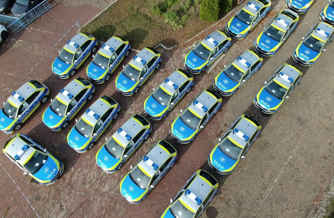 Setka nowych radiowozów dla policji