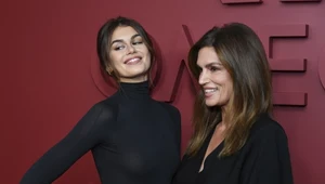 Cindy Crawford i Kaia Gerber zapozowały razem. Która wypadła lepiej? 