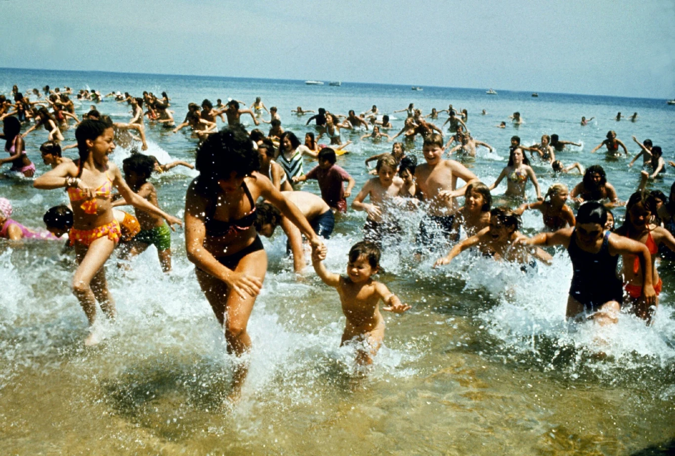 Kadr z filmu "Szczęki" Stevena Spielberga