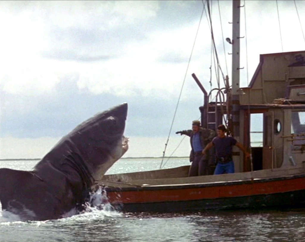 Kadr z filmu "Szczęki" Stevena Spielberga