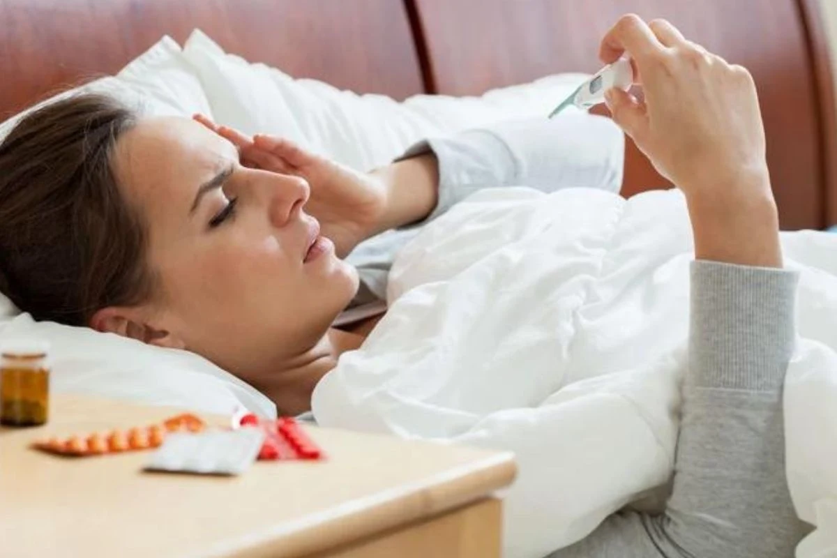 W początkowej fazie gorączki nie powinniśmy obniżać, ponieważ wysoka temperatura uniemożliwia namnażanie bakterii i wirusów W początkowej fazie gorączki nie powinniśmy obniżać, ponieważ wysoka temperatura uniemożliwia namnażanie bakterii i wirusów