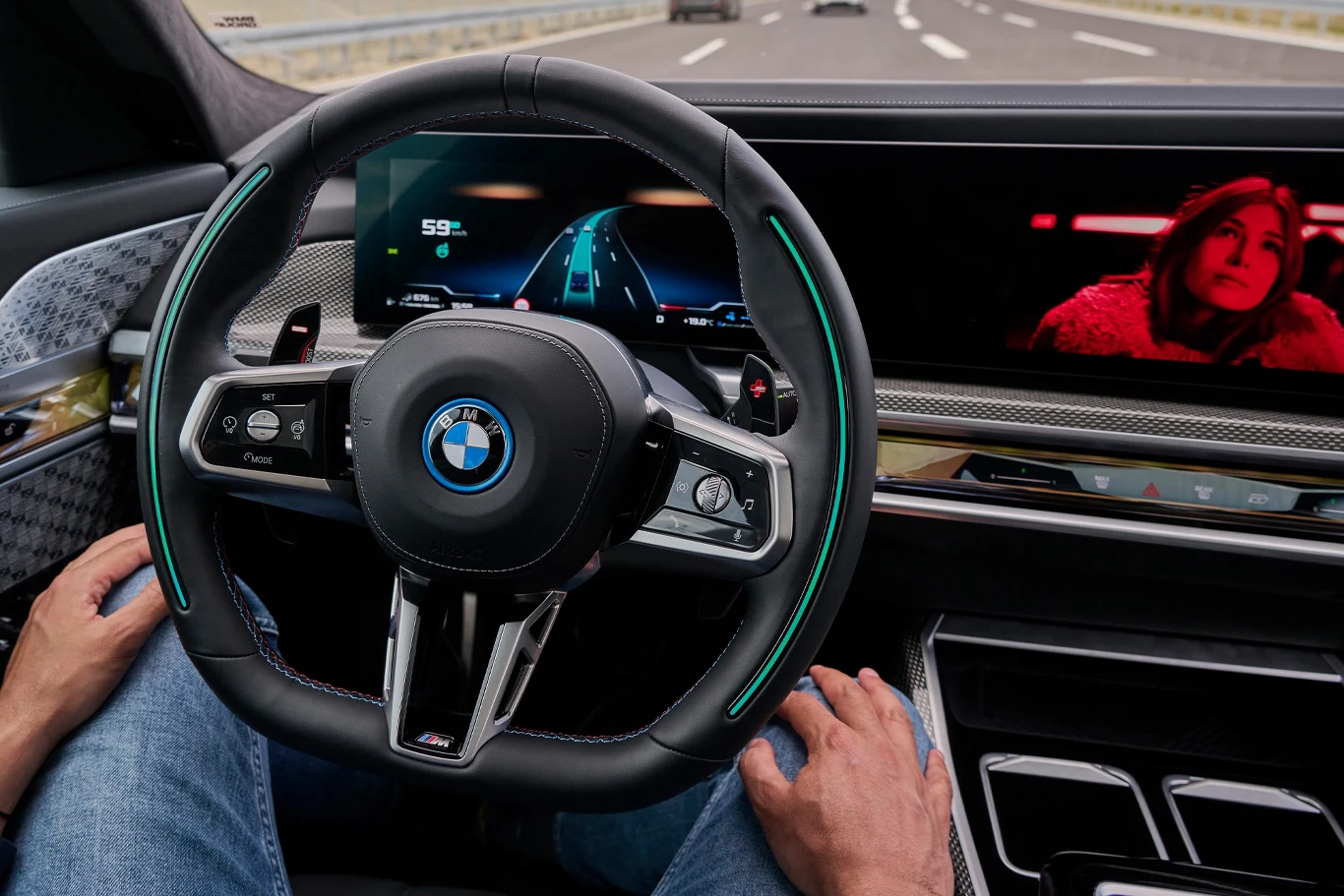 Spalinowe i elektryczne odmiany BMW serii 7 będą wyposażone w nową kierownicę