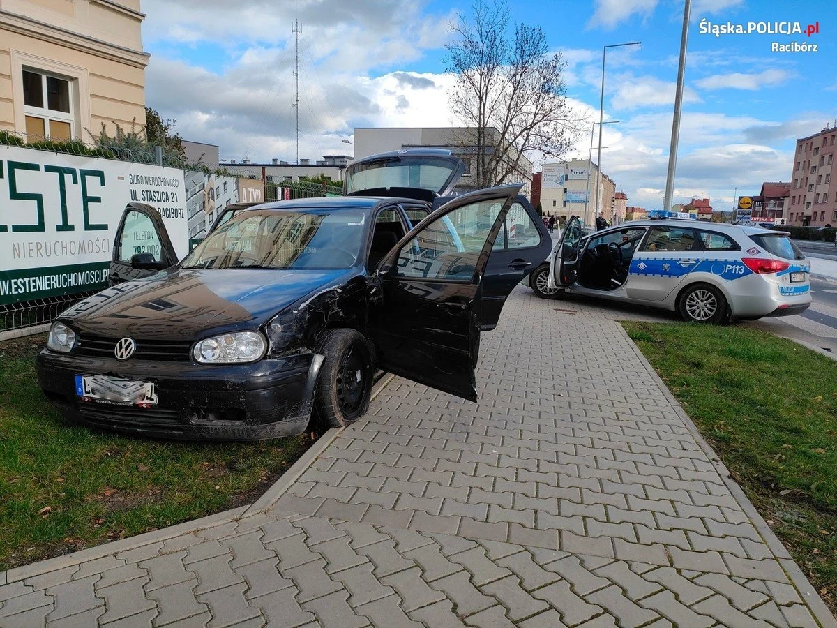 Pieszy z refleksem kaskadera. Scena jak z filmu podczas pościgu Pieszy z refleksem kaskadera. Scena jak z filmu podczas pościgu