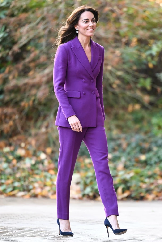 Księżna Kate zachwyca w fioletowym garniturze