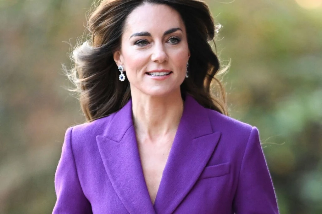 Księżna Kate po raz kolejny zaprezentowała się w fioletowym garniturze