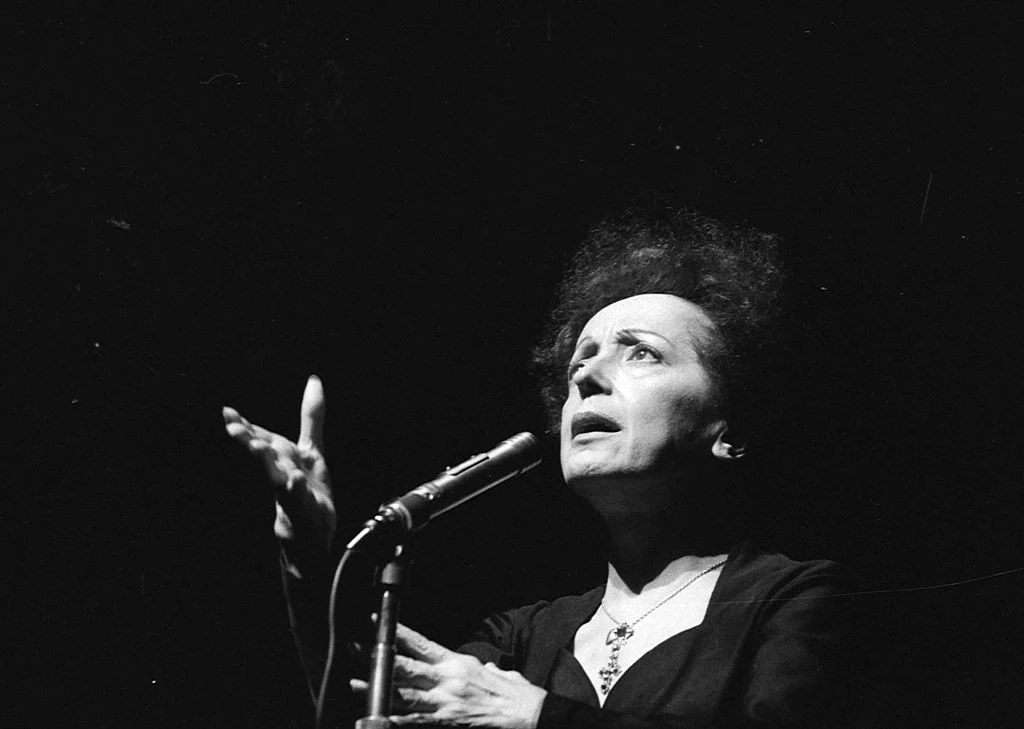 AI wygeneruje głos i wizerunek Edith Piaf.