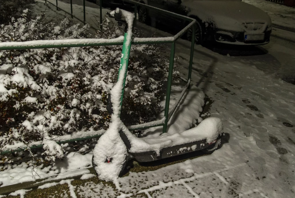 Jak zabezpieczyć elektryczne hulajnogi i rowery przed zimą?