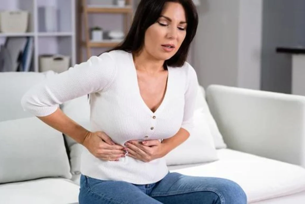 Duże torbiele mogą powodować dyskomfort w jamie brzusznej, bóle oraz nawracającą gorączkę Duże torbiele mogą powodować dyskomfort w jamie brzusznej, bóle oraz nawracającą gorączkę