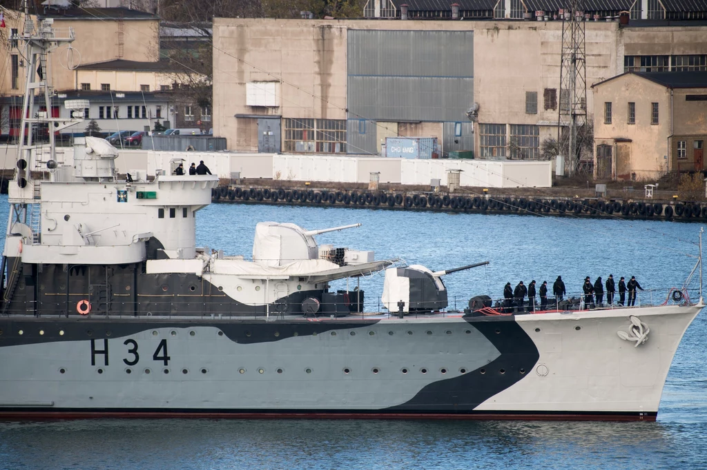 ORP Błyskawica odholowana do Portu Wojennego