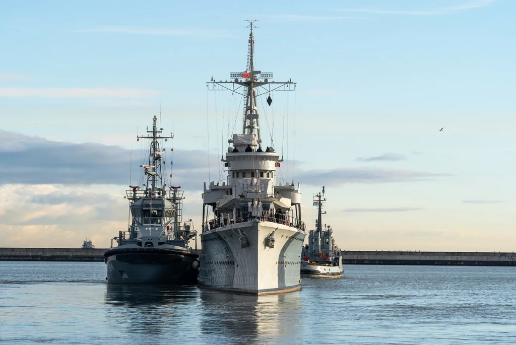 ORP Błyskawica odholowana do Portu Wojennego