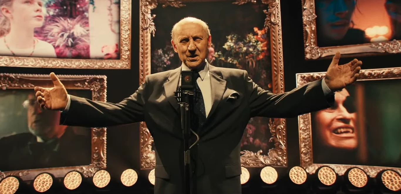 Piotr Fronczewski w teledysku do piosenki "Całkiem Nowa Bajka"