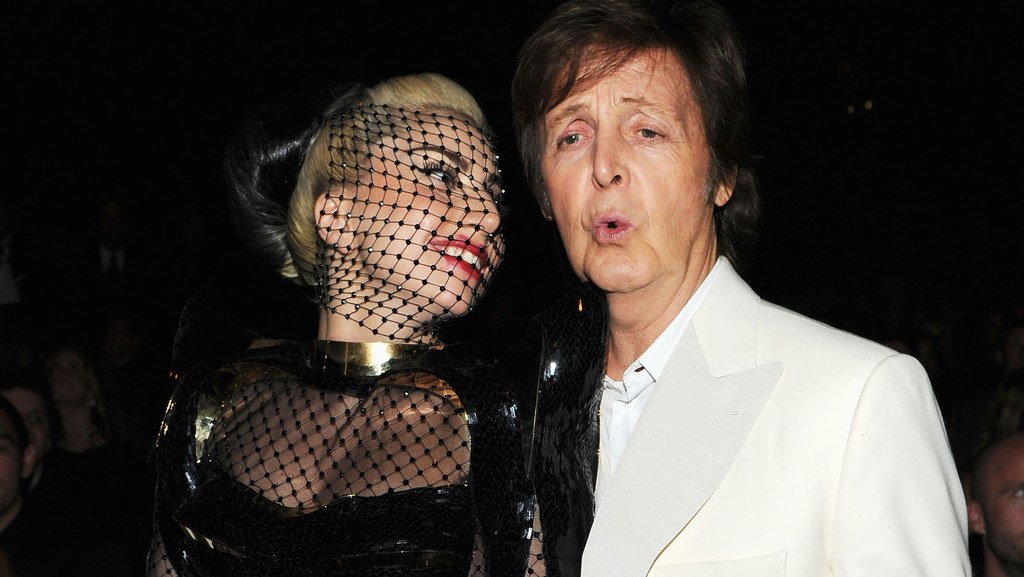 Lady Gaga miała etap w karierze, gdy skandalem goniła skandal. Na zdjęciu z Paulem McCartneyem w 2012 roku