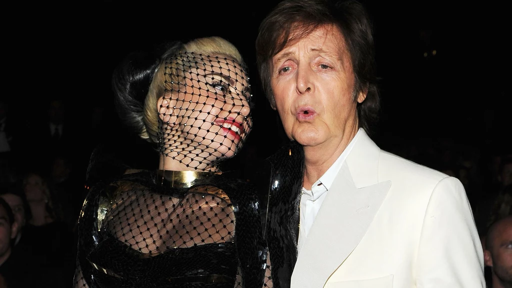 Lady Gaga miała etap w karierze, gdy skandalem goniła skandal. Na zdjęciu z Paulem McCartneyem w 2012 roku