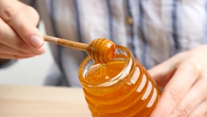 Do miodu warto dodawać kurkumę. Sprawdzi się m.in. przy pierwszych objawach infekcji