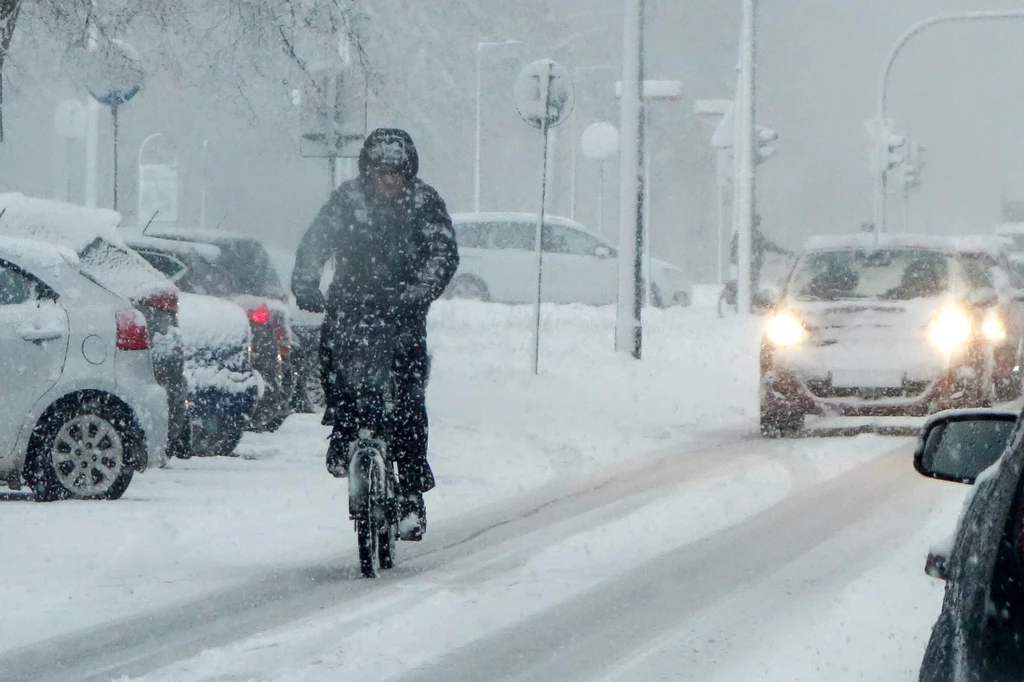 Weekendowe opady śniegu spowodują trudne warunki na drogach