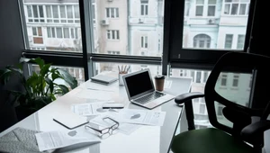 Nagła i nieusprawiedliwiona nieobecność w pracy traktowana jest jako porzucenie pracy 