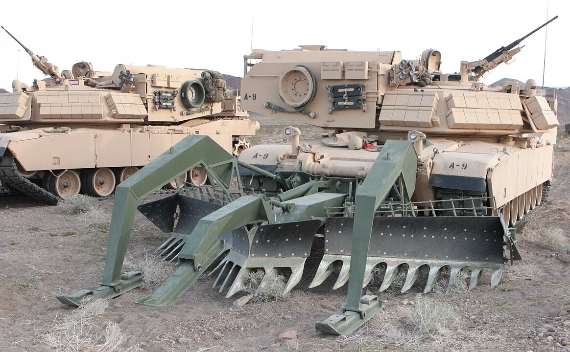 M1150 z pługiem saperskim M1150 z pługiem saperskim