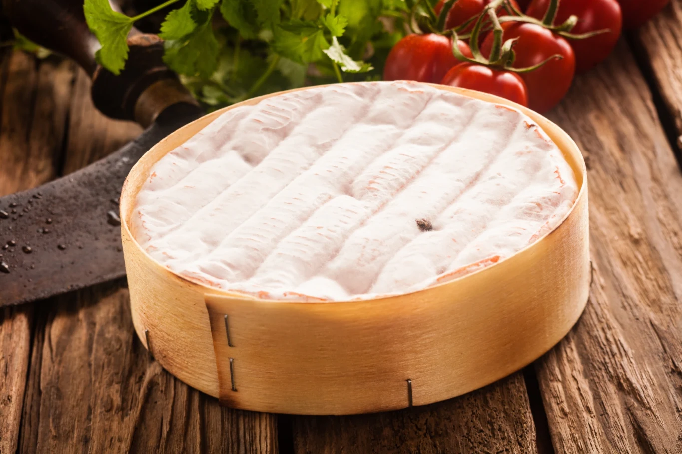 Francuzi ostro zareagowali na nowe regulacje proponowane przez Komisję Europejską. Chodzi o słynny ser camembert, którego opakowanie nie do końca wpisuje się w nowe, ekologiczne podejście UE Francuzi ostro zareagowali na nowe regulacje proponowane przez Komisję Europejską. Chodzi o słynny ser camembert, którego opakowanie nie do końca wpisuje się w nowe, ekologiczne podejście UE