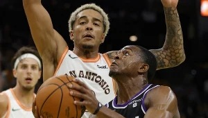 Jeremy Sochan próbuje zatrzymać De'Aarona Foxa