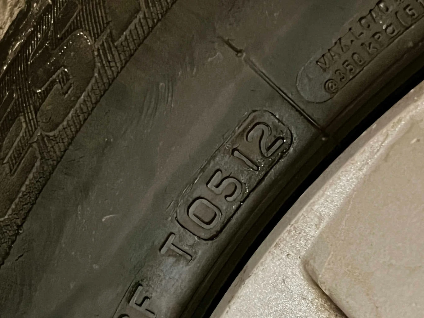 Pierwsze dwie cyfry oznaczają tydzień, dwie ostatnie - rok produkcji. 0512 to 5. tydzień 2012 r. Taka opona nie powinna już trafić do samochodu