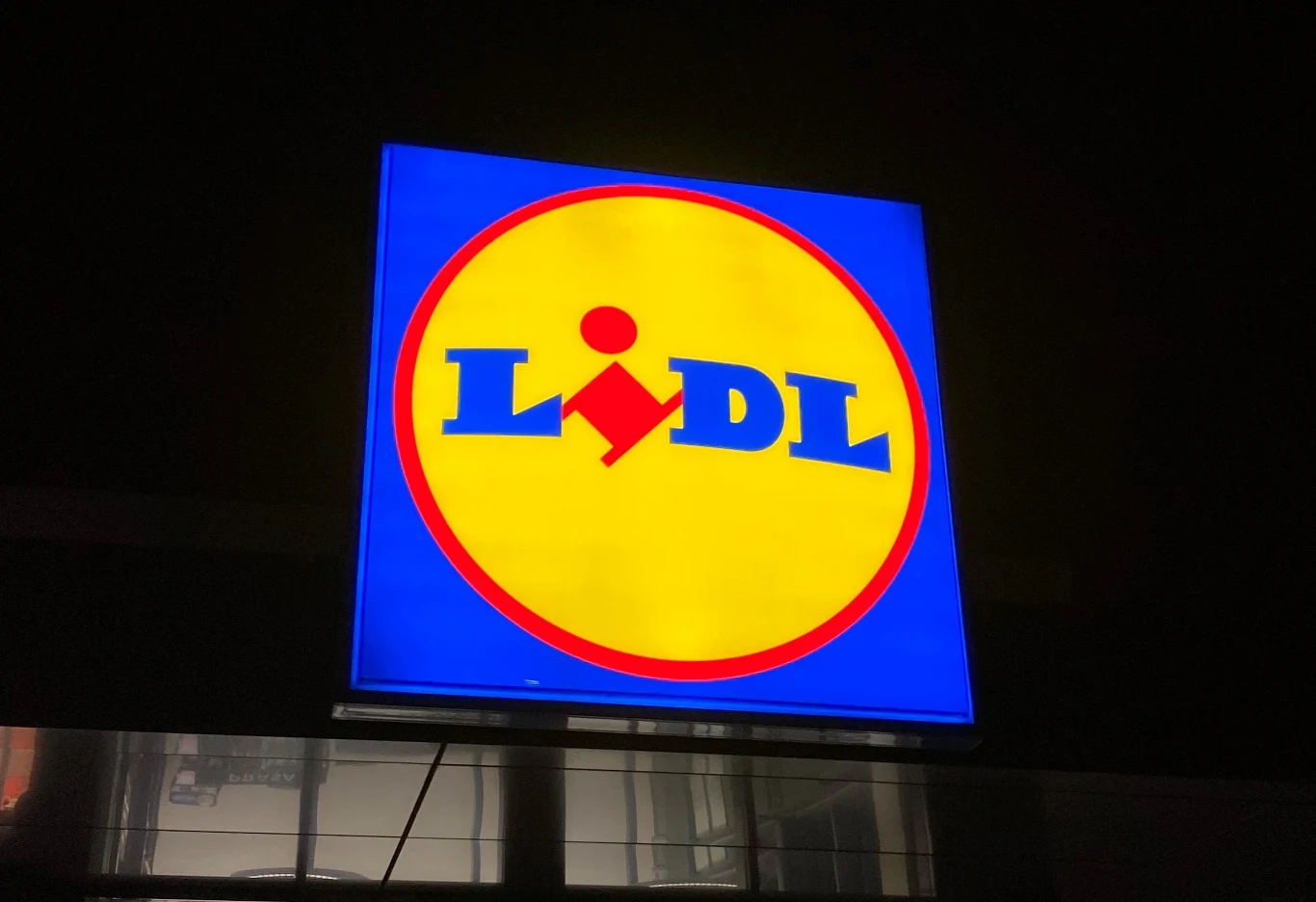 Lidl postawił nietypowe automaty. Klienci wyciągnęli z nich 100 tys. zł. Lidl postawił nietypowe automaty. Klienci wyciągnęli z nich 100 tys. zł.
