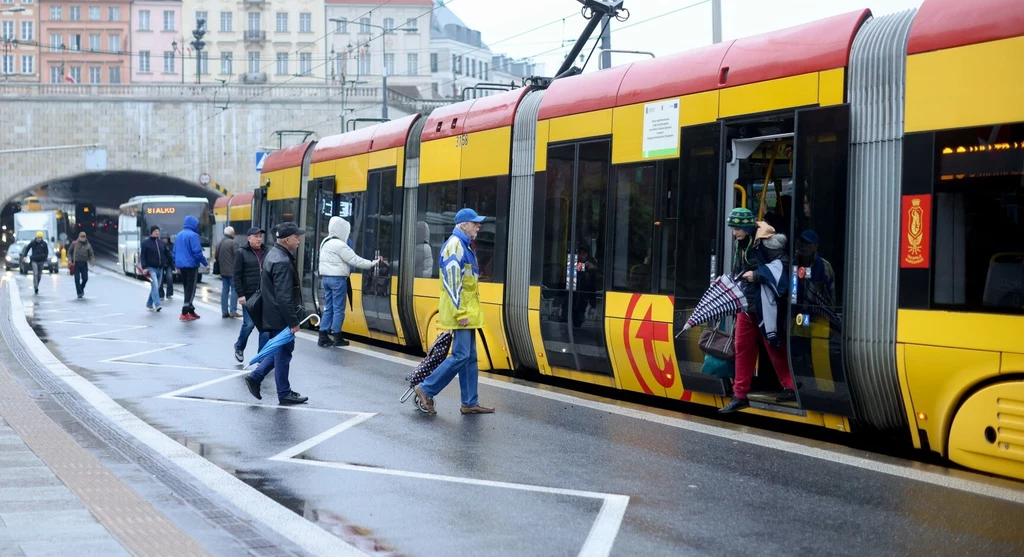 Przystanki tramwajowe często znajdują się na środku jezdni.