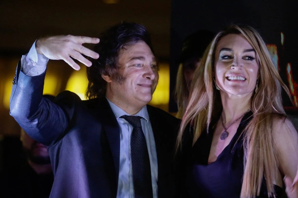 Javier Milei świętuje wyborczy sukces z partnerką Fatimą Florez