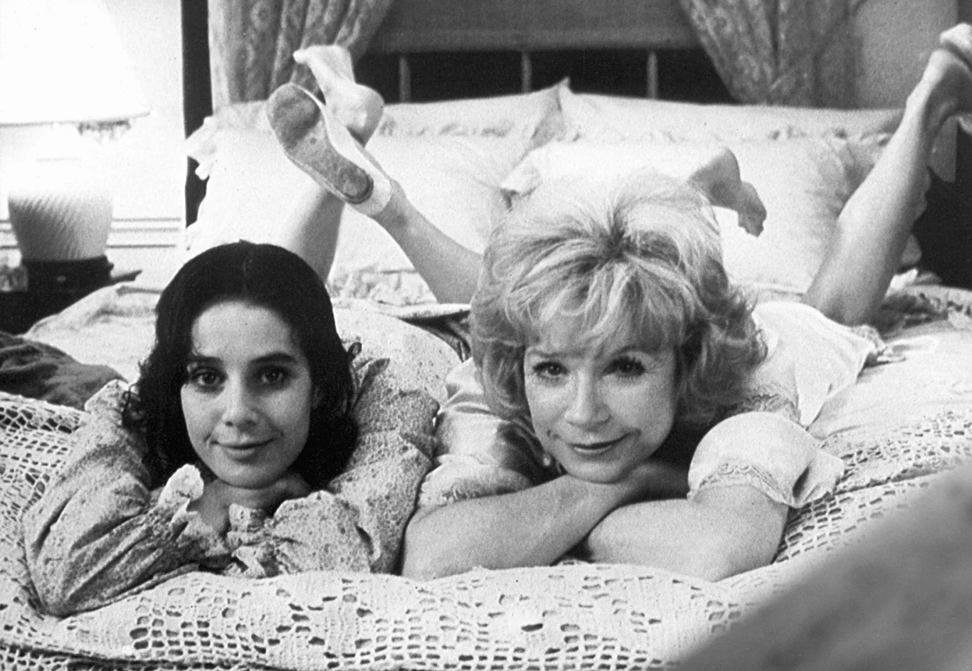 Debra Winger i Shriley MacLaine w filmie "Czułe słówka"
