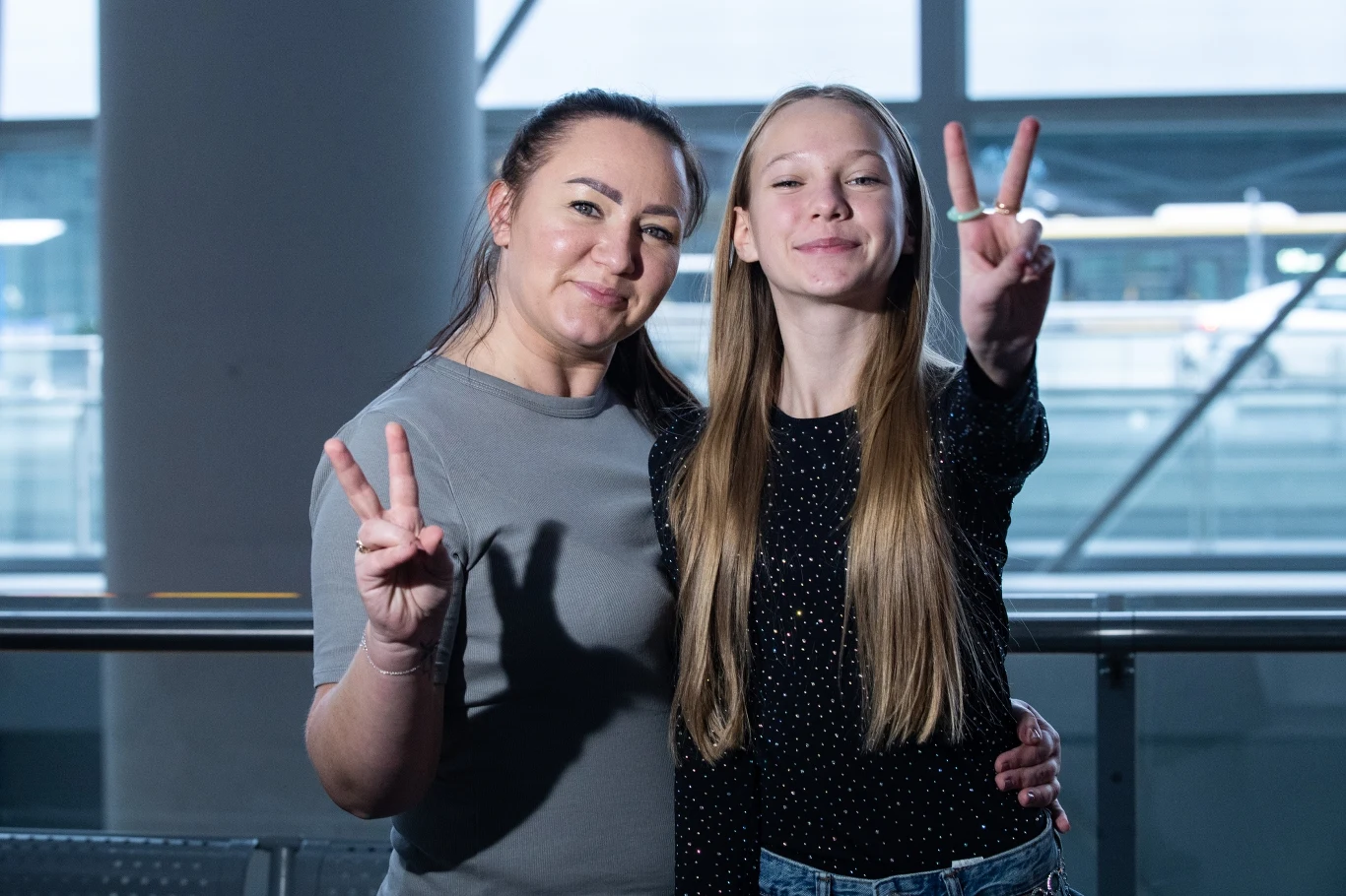 13-letnia uczennica szóstej klasy jak sama mówi "mieszka na końcu świata", a dokładnie w okolicach Suwałk - w Szeszupce. Chodzi do niewielkiej szkoły podstawowej w Jeleniewie. Na zdjęciu Maja Krzyżewska z mamą