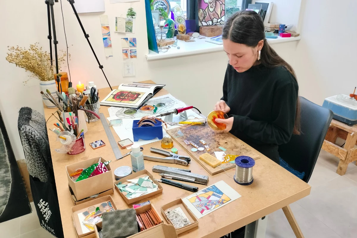 Jedna z artystek pokazała, jak tworzyć witraże