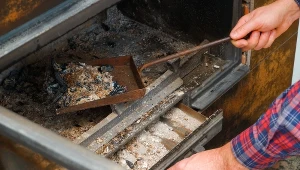 Nie wyrzucaj byle gdzie! Do jakiego pojemnika powinien trafić popiół? 