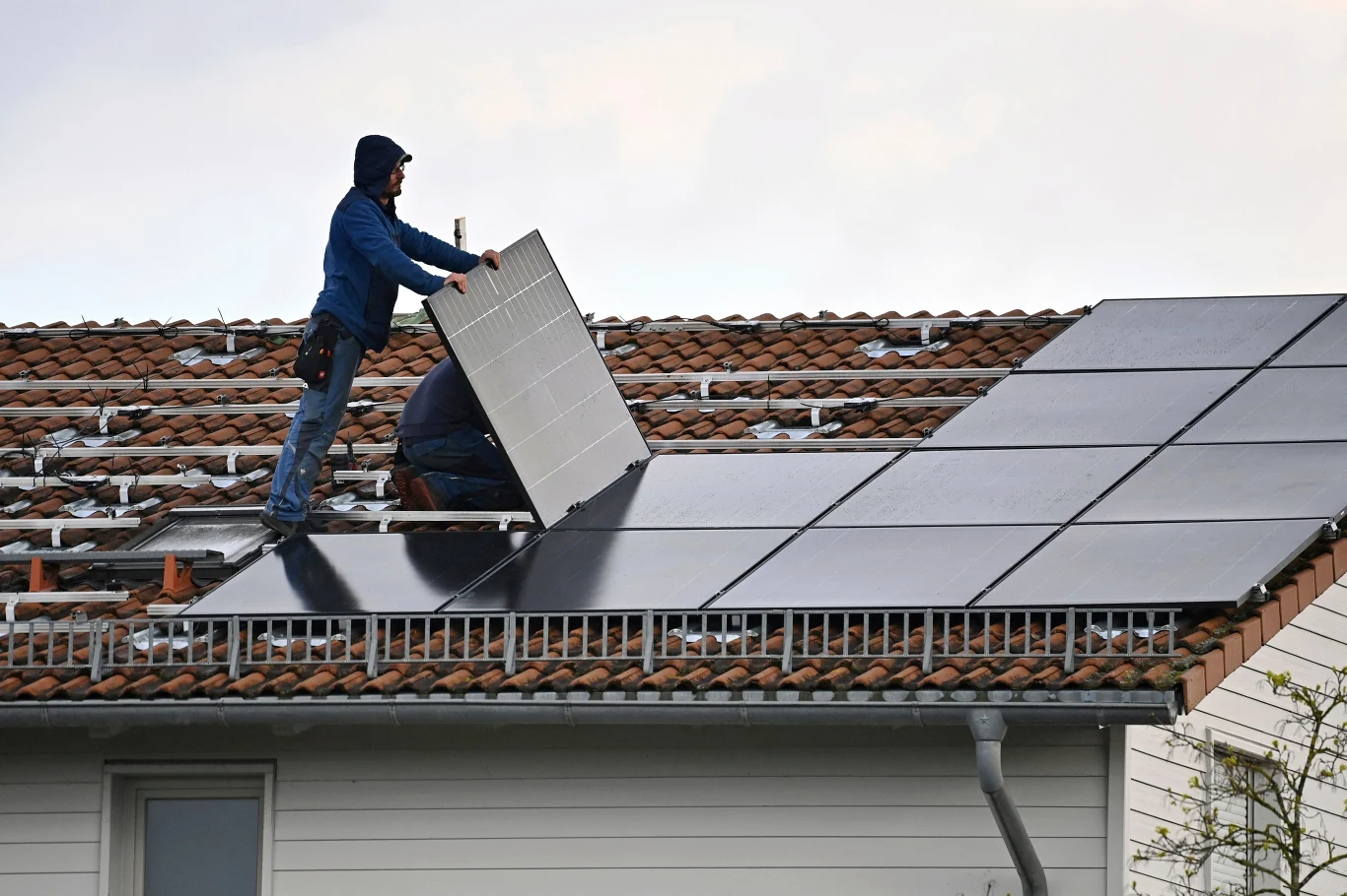 Właściciele fotowoltaiki skarżą się na skokowy wzrost cen za korzystanie z odnawialnej energii słonecznej Właściciele fotowoltaiki skarżą się na skokowy wzrost cen za korzystanie z odnawialnej energii słonecznej