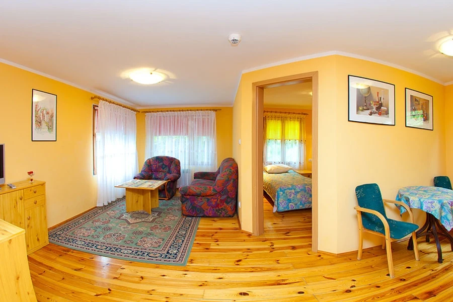 Pokoje w ośrodku obecnie nie są dostępne dla gości, działa tylko kawiarnia Pokoje w ośrodku obecnie nie są dostępne dla gości, działa tylko kawiarnia