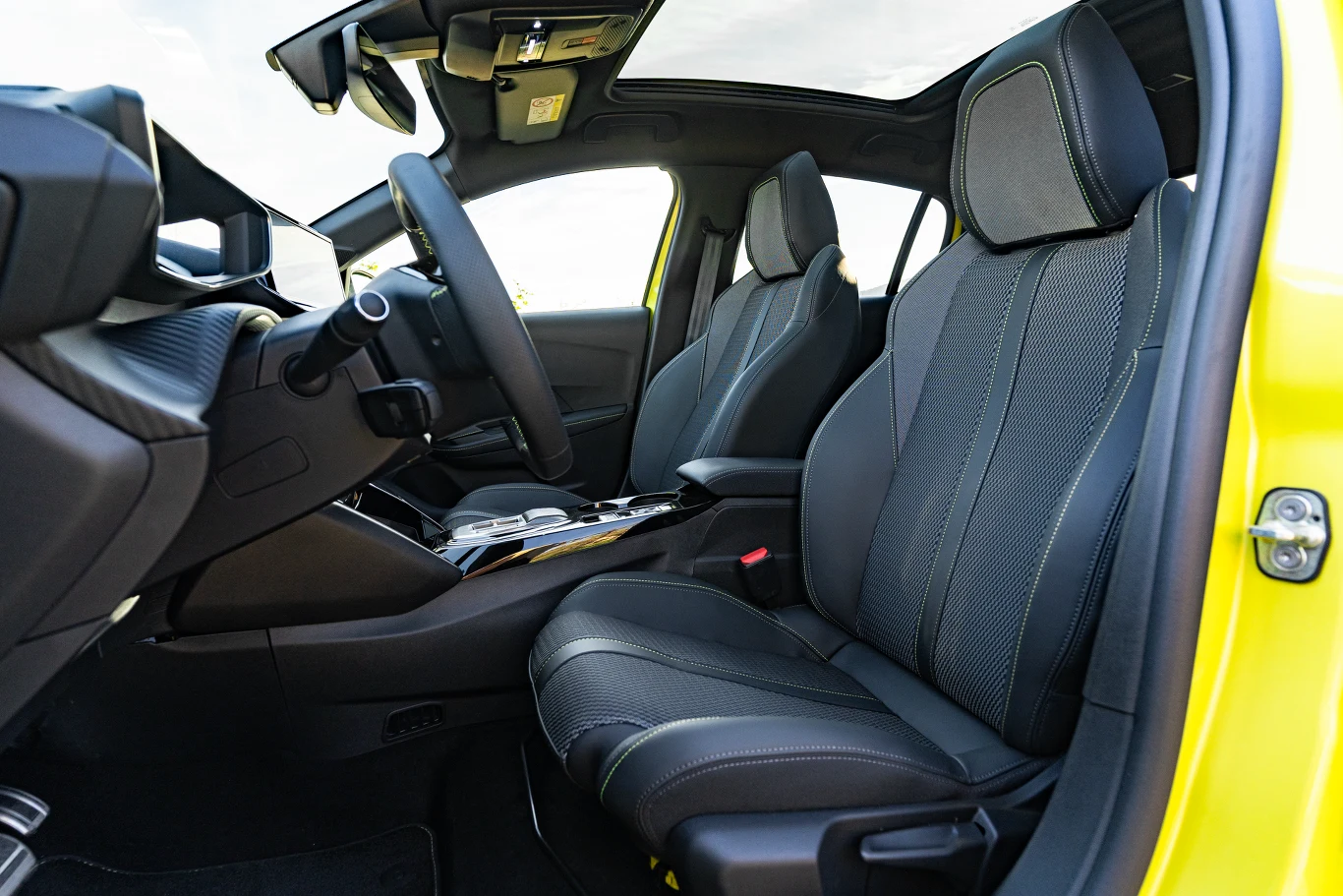 Pierwsza jazda nowym Peugeot E-208