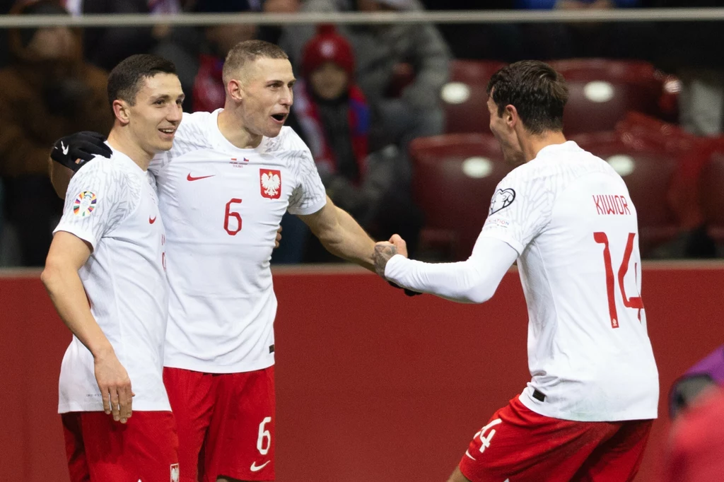 Jakub Piotrowski (w środku) ma już za sobą pierwszą bramkę w biało-czerwonych barwach 