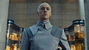 Tom Blyth w scenie z filmu "Igrzyska śmierci. Ballada ptaków i węży"