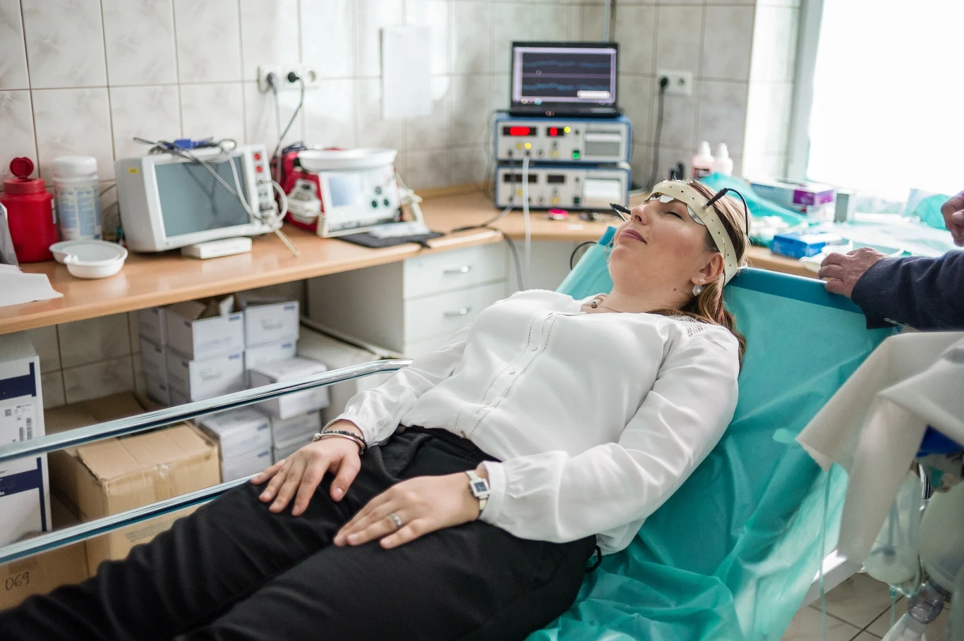 Aparatura do przeprowadzania elektrowstrzasów. Instytut Psychiatrii i Neurologii w Warszawie w 2017 roku Aparatura do przeprowadzania elektrowstrzasów. Instytut Psychiatrii i Neurologii w Warszawie w 2017 roku