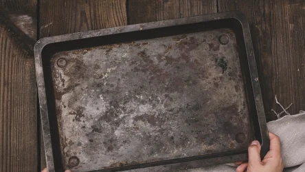 Możemy pozbyć się wszystkich zanieczyszczeń z blachy bez szorowania dzięki domowym sposobom. 