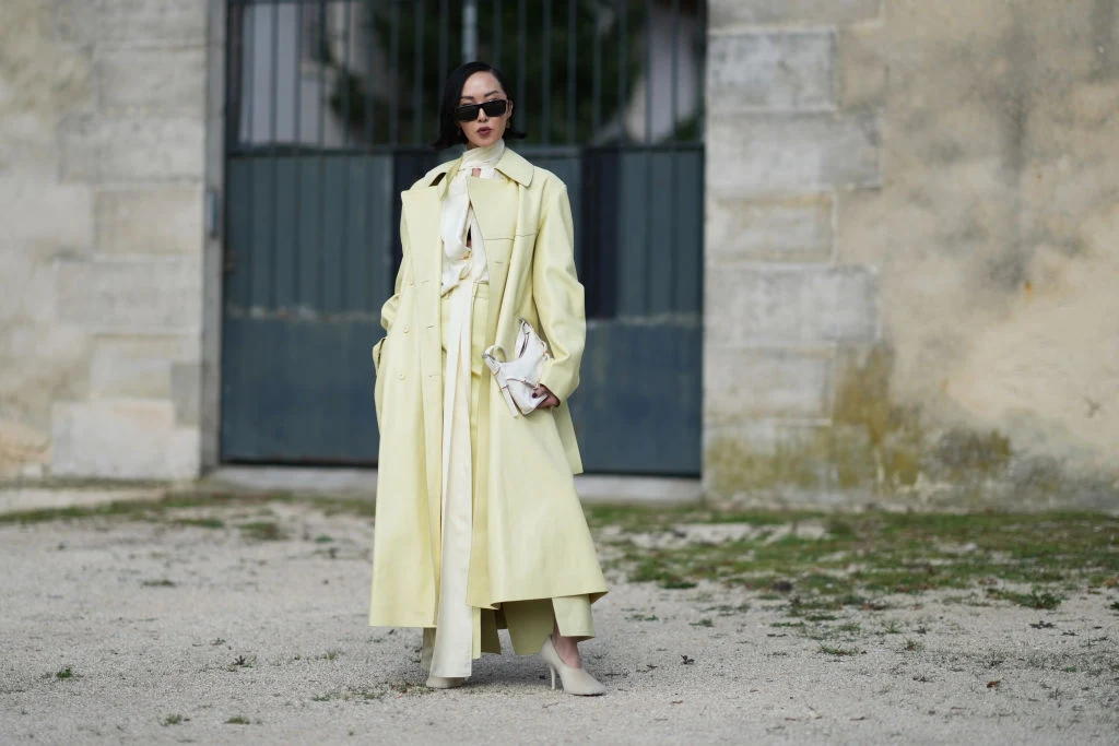 Maślana żółć idealnie pasuje do jesienno-zimowych stylizacji