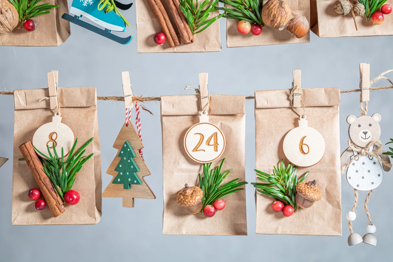 Ceny niektórych kalendarzy przyprawiają o zawrót głowy. Na szczęście powraca moda na te robione własnoręcznie Własnoręcznie wykonany kalendarz adwentowy to doskonały prezent, który pozostanie w pamięci dziecka na długo