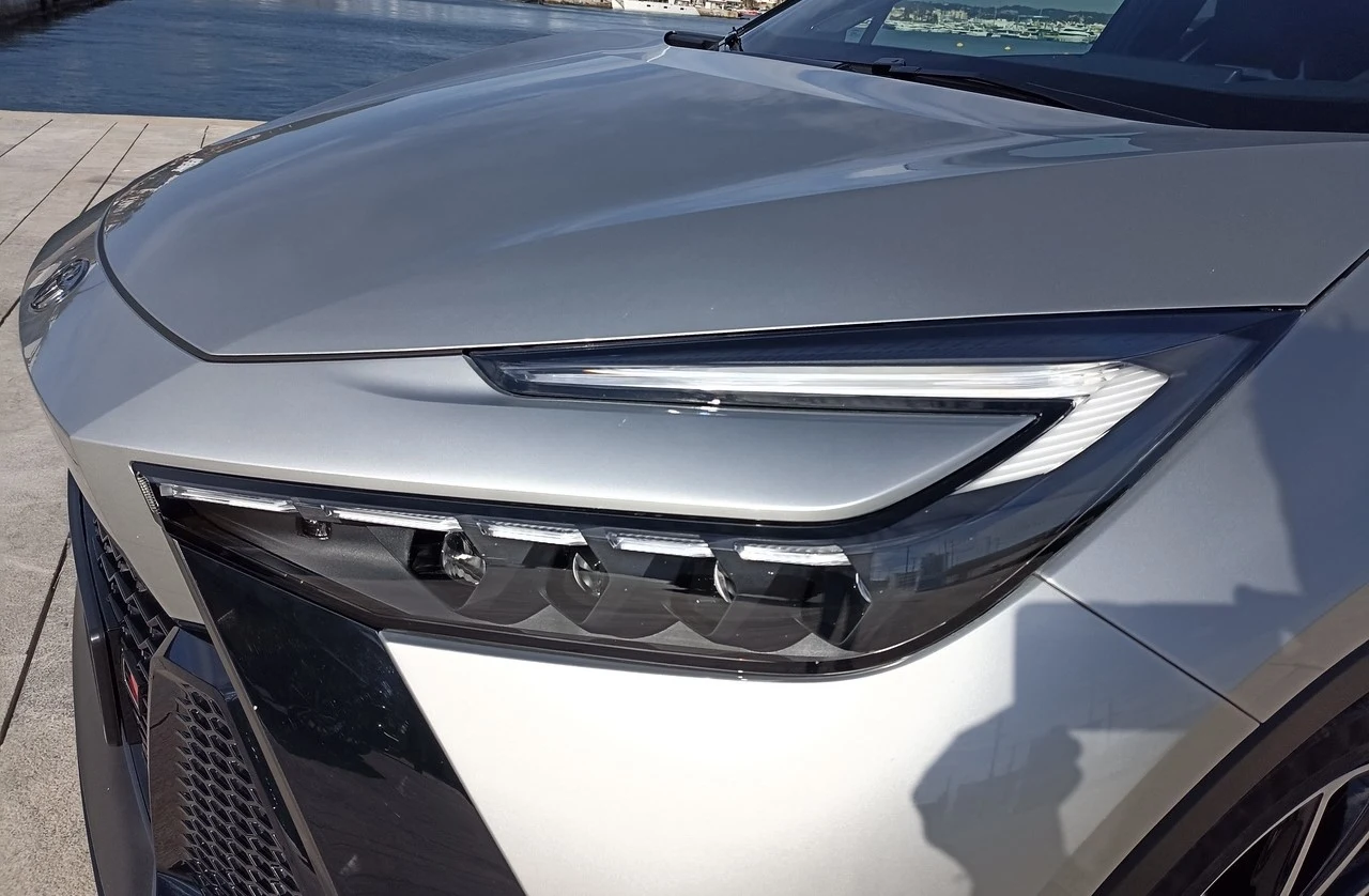 Diodowe reflektory mają, podobnie jak w Priusie, futurystyczny kształt układający się w literę „C”.