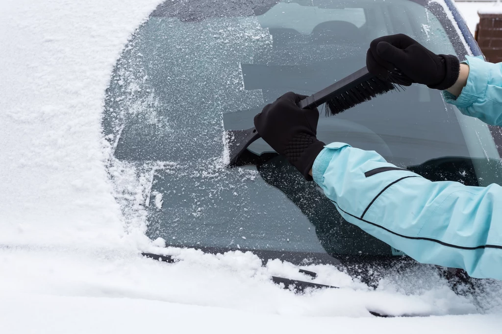 Zimą lepiej nie zostawiaj niczego w samochodzie. Możesz narazić się na koszty