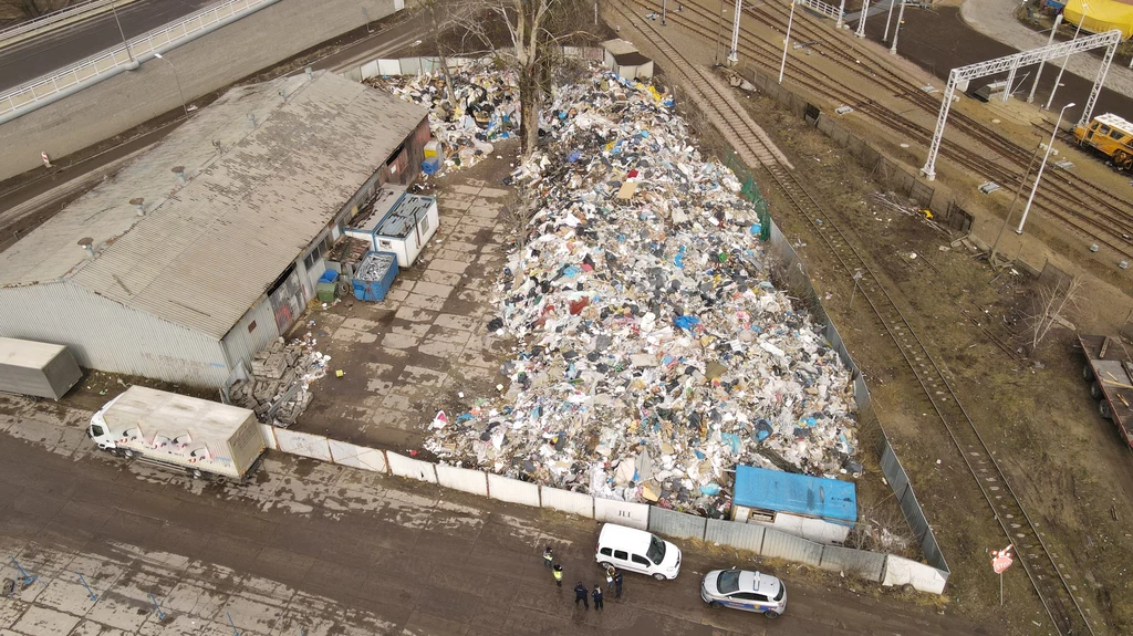 Przy ul. Ku Ujściu w Gdańsku nielegalnie magazynowano ok. 4 tys. ton odpadów, takich jak plastik, tekstylia, styropian i tektura. Nielegalne wysypisko znajduje się zaledwie kilka kilometrów od Morza Bałtyckiego