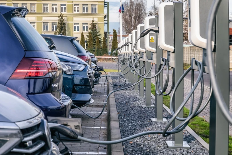 Samochód elektryczny można naładować za darmo przy parkingach niektórych punktów handlowych. 