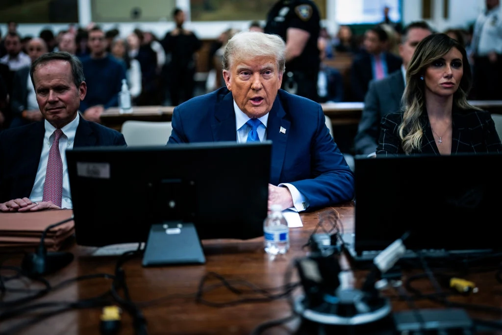 W ostatnich tygodniach Donald Trump jest częstym gościem na salach sądowych W ostatnich tygodniach Donald Trump jest częstym gościem na salach sądowych