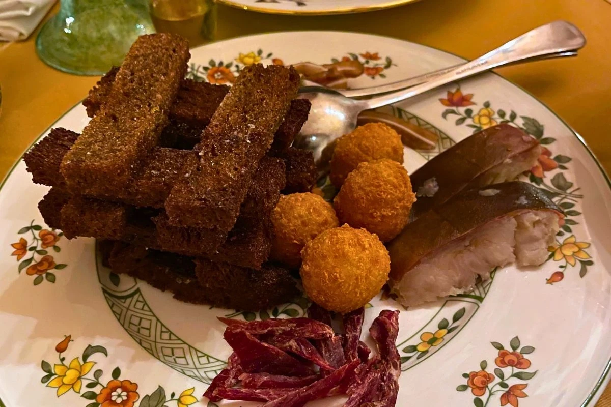 Smażone paluszki chlebowe z dodatkiem czosnku to idealna przekąska do piwa