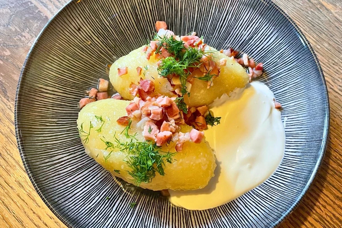 Cepelinai najczęściej podawane są z boczkiem i śmietaną 