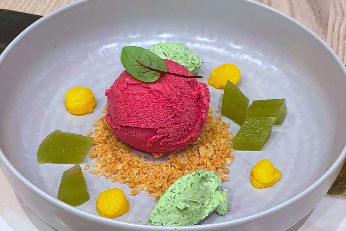 Deser chłodnikowy składający się z buraczanych lodów, galaretki z ogórka, a także kremu z koperku do dziś ma wielu fanów