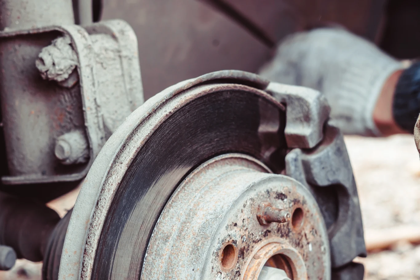 Zauważalny rant na tarczach hamulcowych świadczy o ich zużyciu. Wymiana tarcz i klocków po zakupie to nawet ponad 1000 zł 